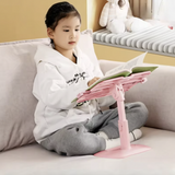 Enfant lisant avec support de lecture