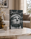 Deko Buch New York als Bücherstapel auf Couchtisch – Wohnzimmer Dekoration