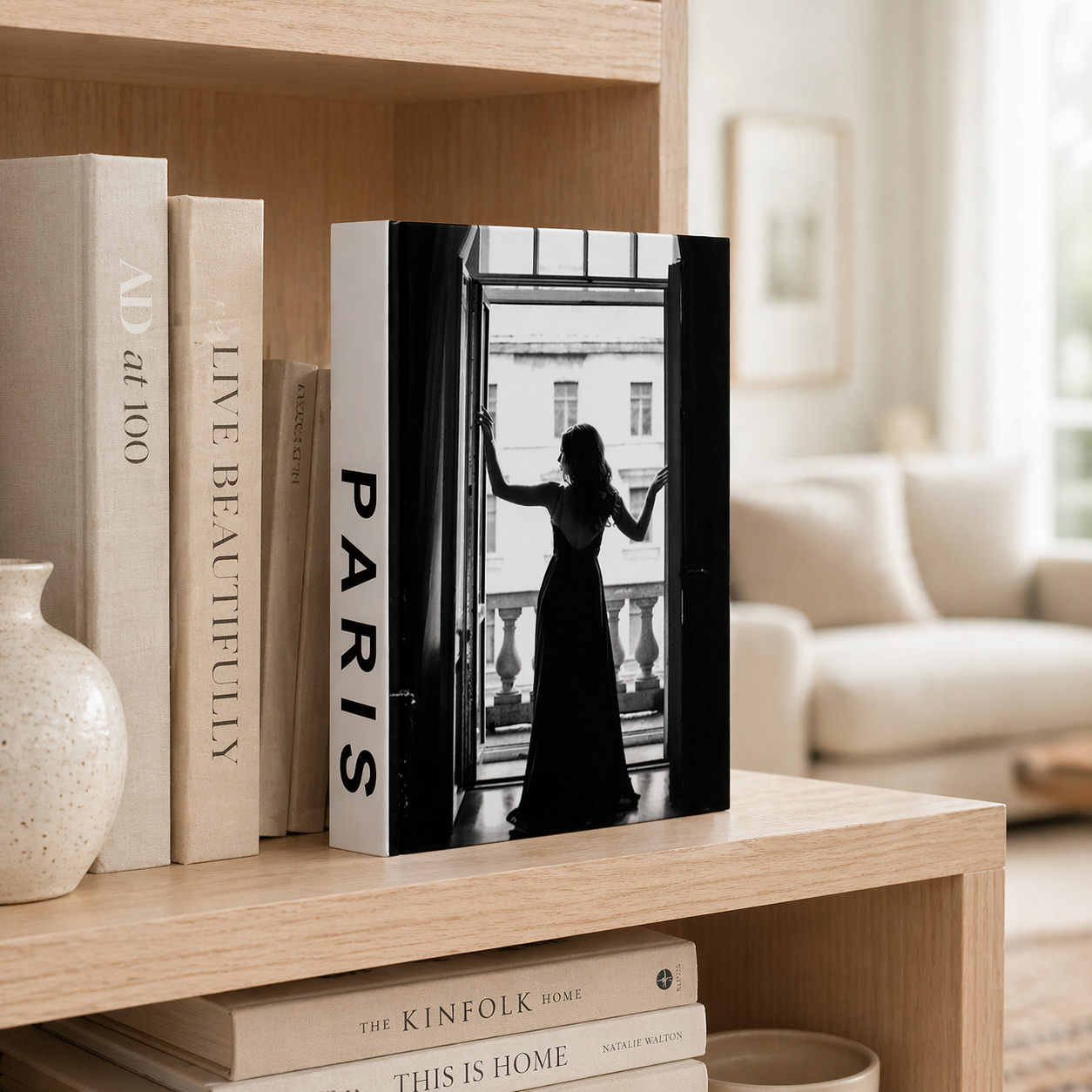 Deko Buch Paris als Bücherdeko auf Sideboard – Dekoratives Buch Wohnzimmer